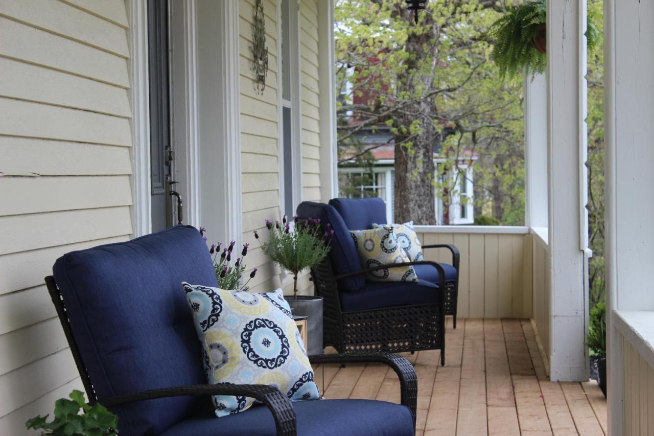 Maplehurst Manor Bed & Breakfast 4*